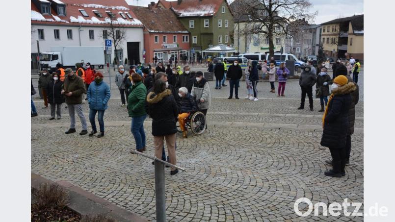 Blick zu den 160 Teilnehmern der &quot;Querdenker&quot;-Demonstration in Mitterteich. Bild: jr