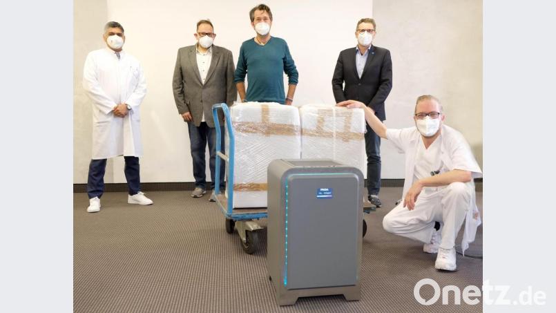 Prof. Dr. Hamid Hossain, Chefarzt der Mikrobiologie und Leiter der Krankenhaushygiene am Klinikum Amberg und der Kliniken Nordoberpfalz AG; Thomas Pfeiffer und Tobias Schwarz-Gewallig, Dr. Harald Hollnberger, Ärztlicher Direktor des Klinikums Amberg und Tobias Meindl, Mitarbeiter der Pflegedirektion (von links) zeigen die Frida-Luftfiltergeräte. Bild: Klinikum/Dietl/exb