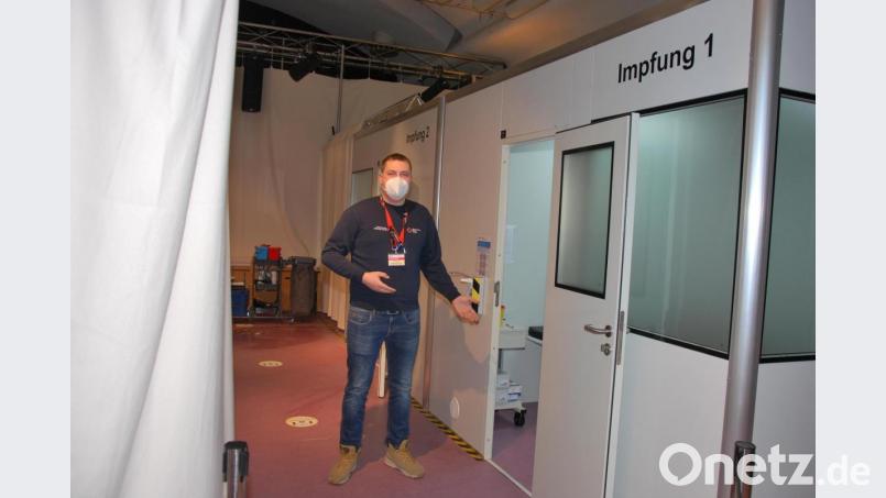Martin Ströhl, Leiter des Impfzentrums im Amberger JUZ zeigt ein Impfkabine. Bild: gsp