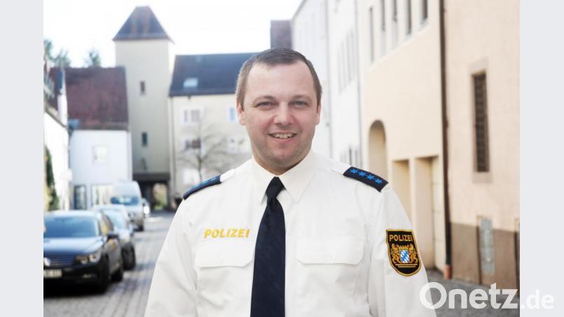 Manuel Ott ist seit 1. März der neue Kontaktbereichsbeamte der Polizeiinspektion Weiden. Bild: Gabi Schönberger