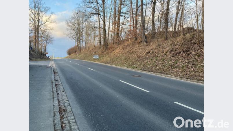 Entlang der stark befahrenen Staatsstraße 2120 von Schlicht zum Neubaugebiet Weidenstock soll ein Geh- und Radweg angelegt werden. Der Inklusionsbeauftragte des Landkreises stimmt der vorgeschlagenen Variante nicht zu, wenn die Trasse über der Böschung verlaufen soll. Denn die prozentuale Steigung ist dann zu hoch, die geforderte Barrierefreiheit nicht mehr gegeben. Bild: e