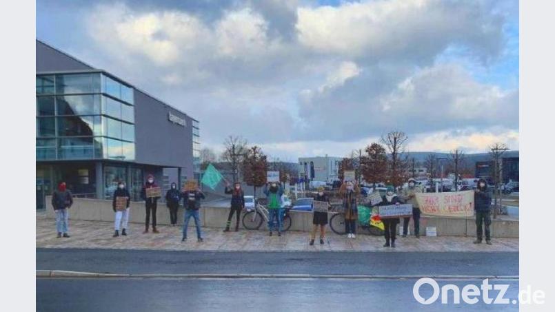 Die Fridays for Future-Gruppe bei ihrer Kundgebung vor dem Bayernwerk-Gebäude in Weiden. Bild: uz