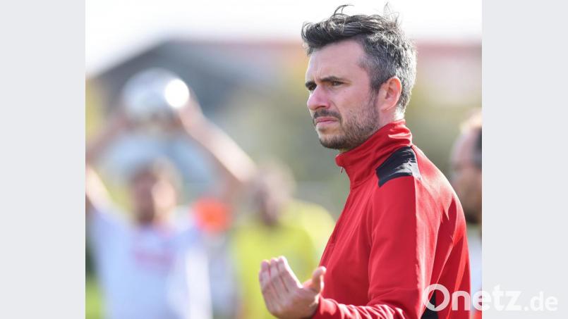 Michael Rösch bleibt auch in der kommenden Spielzeit Trainer bei der SpVgg Vohenstrauß. Archivbild: A. Schwarzmeier