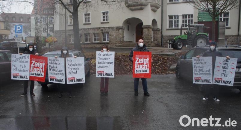 Mit Plakaten, Abstand und Masken zeigten sich Mitglieder der frisch gegründeten Partei &quot;Die Linke Tirschenreuth&quot; vor dem Landratsamt und Rathäusern im östlichen Landkreis Tirschenreuth. Bild: Die Linke Tirschenreuth/exb