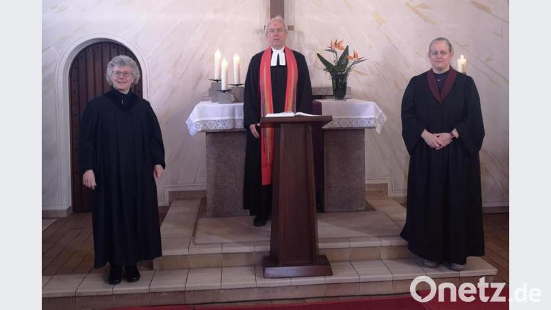 Nicole Reichel (rechts) wurde als neue Lektorin in ihr Amt eingeführt. Mit im Bild: Religionspädagogin Gabi Mehlan und Pfarrer Hans-Peter Pauckstadt-Künkler (von links). Bild: Akiko Pischulti/exb