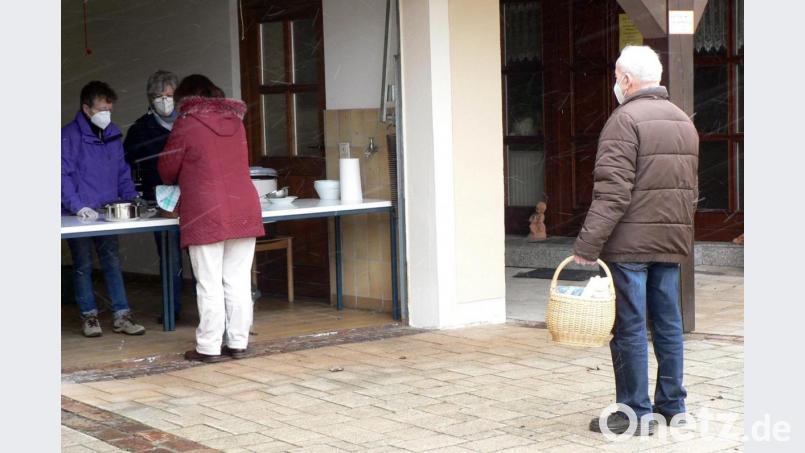 Sehr gut gelaufen ist der Verkauf der Fastensuppe zu go. Mit FFP-2-Maske und Abstand warteten die Kunden geduldig, bis sie an der Reihe waren. Bild: lep