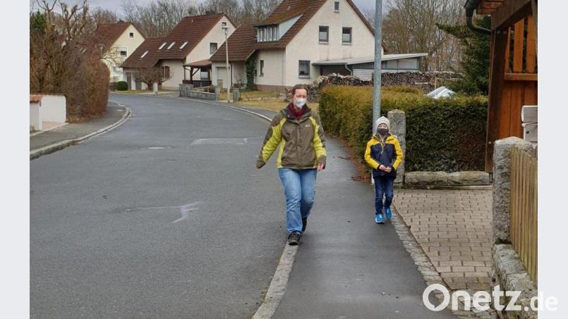 Kathleen Walberer lernt mit dem kleinen Paul während eines Spaziergangs durch Eschenbach. Bild: rn