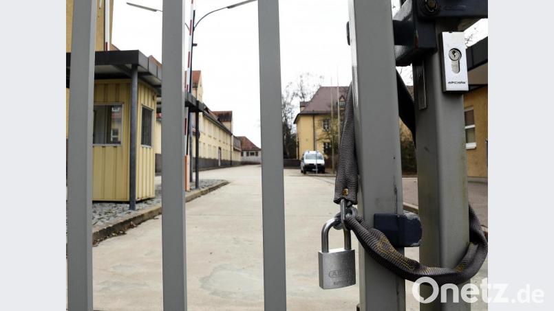 Alles versperrt. Ein Wachdienst hat trotzdem ein Auge auf die Leopoldkaserne. Bild: Petra Hartl