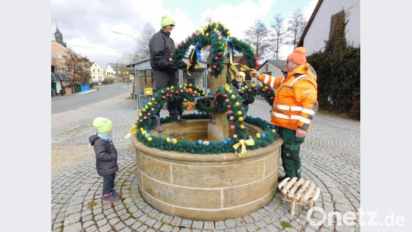 Mit Hunderten von Eiern, Girlanden, Schleifen und Osterglocken sowie weiterer Deko machten Tanja Scherm und ihre Familie aus dem Dorf- wieder einen Osterbrunnen. Bild: hai