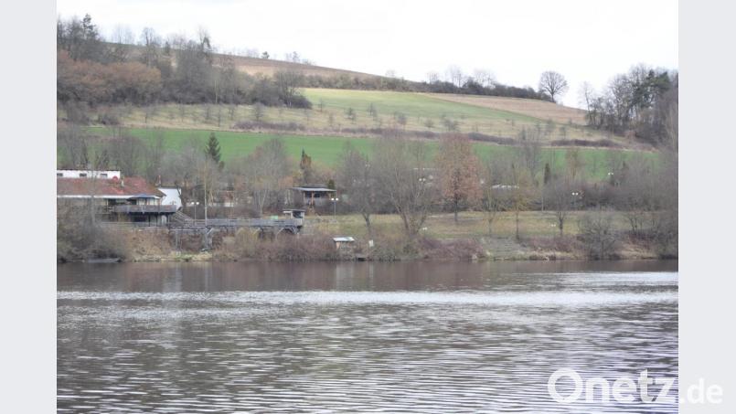 Nördlich des Campingplatzes am Stausee plant ein Investor eine PV-Freiflächenanlage. Der Gemeinderat ist strikt gegen dieses Vorhaben. Bild: bnr