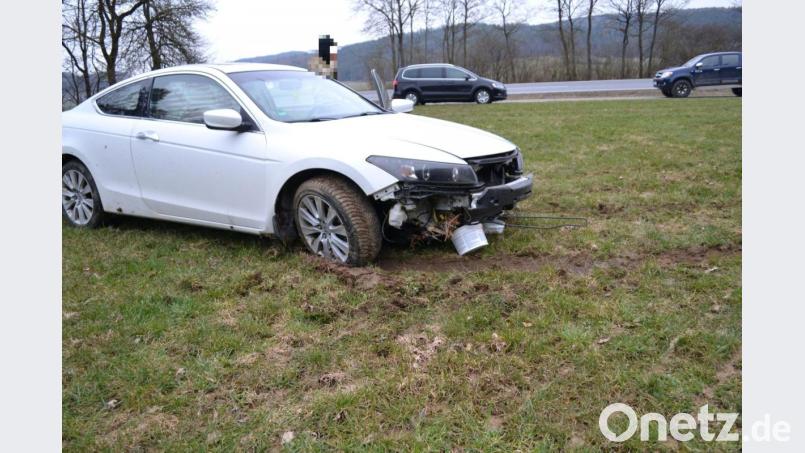 Vorne ziemlich lädiert war der Honda, nachdem der Fahrer die Kontrolle über den Wagen verloren hatte. Bild: Polizei Sulzbach-Rosenberg