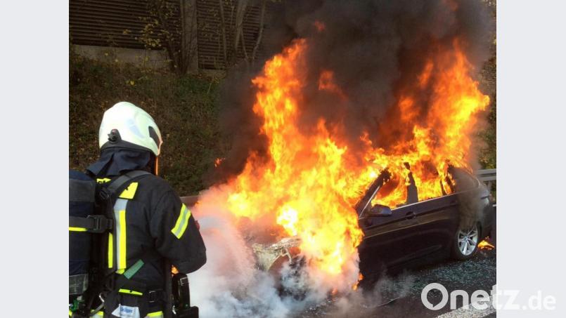 Die Feuerwehr löscht ein brennendes Auto. Ein Mann will Schadenersatz weil zweimal eines seiner Autos brannte. Symbolbild: Feuerwehr Mettmann/dpa