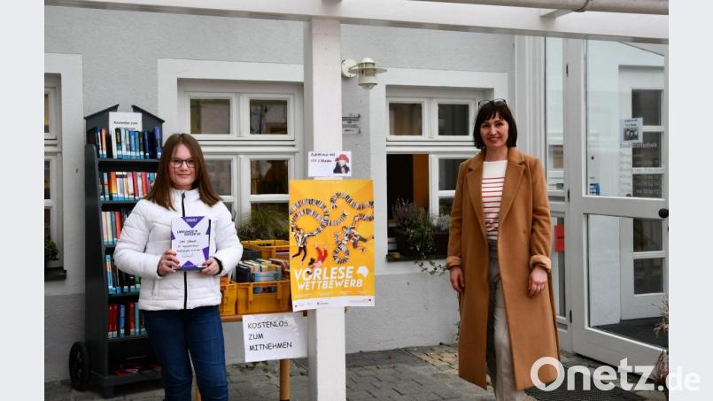 Erstmals wurde der Kreisentscheid Schwandorf-Süd des Vorlesewettbewerbs der sechsten Klassen digital organisiert. Koordinatorin Kerstin Schwelle, Leiterin der Stadtbibliothek Burglengenfeld, gratulierte der Siegerin Leni Steindl von der Realschule Burglengenfeld und übergab ihr Buchpreis und Urkunde. Bild: Pelikan-Roßmann/exb