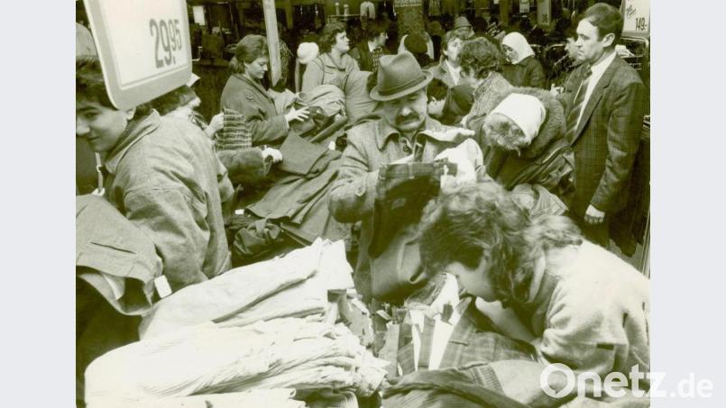 Welcher Amberger kennt sie nicht? Die Wühltische mit Schnäppchen beim Kaufhaus Storg. Bild: AZ-Archiv