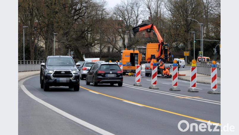 Normalerweise gibt es hier vier Fahrspuren, derzeit sind es nur zwei: Das Staatliche Bauamt prüft die Kurfürstenbrücke auf dem Amberger Altstadt-Ring und bessert kleinere Schäden aus. Bild: Stephan Huber