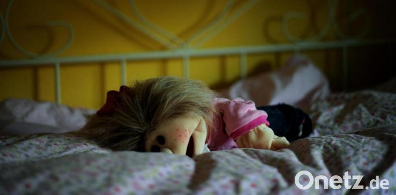 Während ein sechsjähriges Mädchen aus dem familiären Umfeld in seinem Haus übernachtete, soll es zu den Missbrauchshandlungen durch den 45-Jährigen gekommen sein. Symbolbild: Uwe Zucchi/dpa