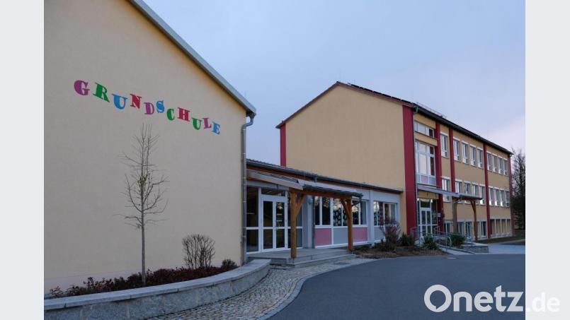 Über Vor- und Nachteile von Öko-Strom schieden sich in der Gemeinderatssitzung in Vorbach die Geister. Hingegen herrschte Einigkeit, mit einem Weiterbetrieb der PV-Anlage Sonnenstrom für die Grundschule (im Bild) zu gewinnen. Auch eine E-Ladestation gehört zu den Überlegungen. Bild: do