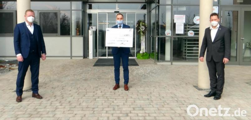 Spendenübergabe vor dem St.-Anna-Krankenhaus (von links): Raiffeisen-Vorstandmitglied Martin Sachsenhauser, Krankenhaus-Vorstand Roland Ganzmann, Raiffeisen-Vorstandmitglied Erich Übler. Bild: Stephanie Fuchs/exb