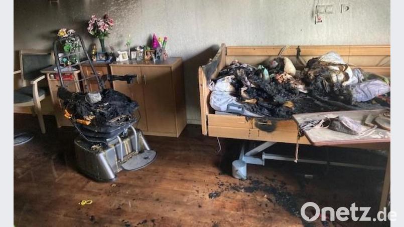 Erst fing der Rollstuhl Feuer, dann griffen die Flammen auf das Bett einer 85-jährigen Altenheimbewohnerin über, die glücklicherweise nur leicht verletzt wurde. Bild: Feuerwehr Weiden/exb