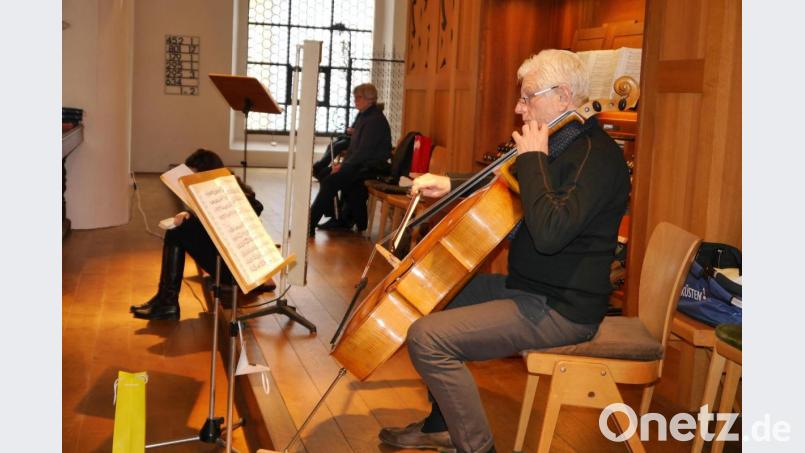 Anna-Magdalena Bukreev (verdeckt, von links), Sybille Wagner und Janusz Skutella musizieren im Abschiedsgottesdienst für Pfarrer Hans-Martin Meuß. Bild: Karin Hannes/exb