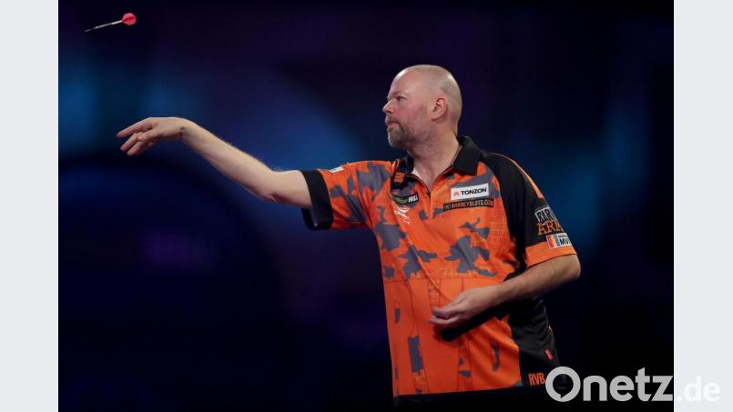 Raymond van Barneveld ist zurück auf der PDC-Tour. Deswegen bedarf es noch einiger Terminabsprachen für das geplante Darts-Event in Weiden. Bild: Bradley Collyer/dpa