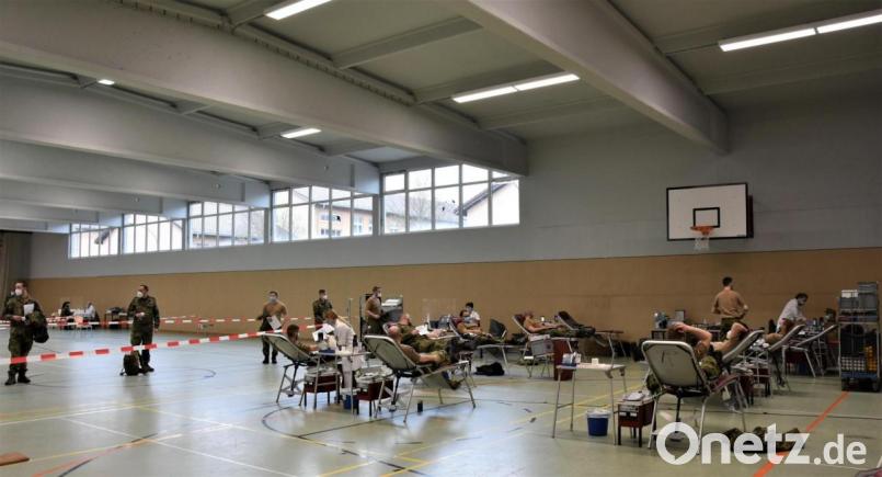 Die Soldaten und zivilen Mitarbeiter in der Weidener Kaserne spenden Blut. Bild: Mario Hönig/exb
