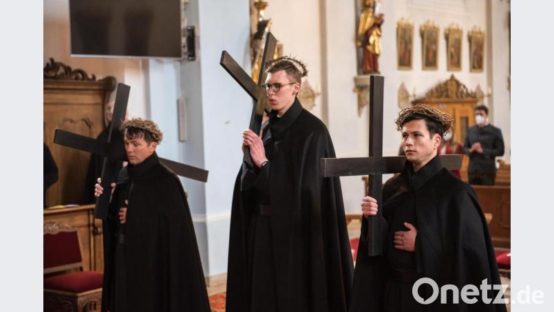 Die Fratres Joseph-Maria, Franz-Maria und Seraphim (von links) wurden durch Passionistenprovinzial Pater Gregor Lenzen CP mit dem Ordensgewand eingekleidet und beginnen damit ihr einjähriges Noviziat. Versehen mit äußeren Zeichen der Passion treten sie in die Nachfolge des Gründervaters. Bild: mab