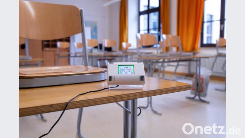 Ein Messgerät für Kohlendioxid steht in einem leeren Klassenzimmer. Es soll anzeigen, wann Zeit zum Lüften ist. Luftfiltergeräte gibt es bisher nur in wenigen Klassenzimmern Bild: Sven Hoppe