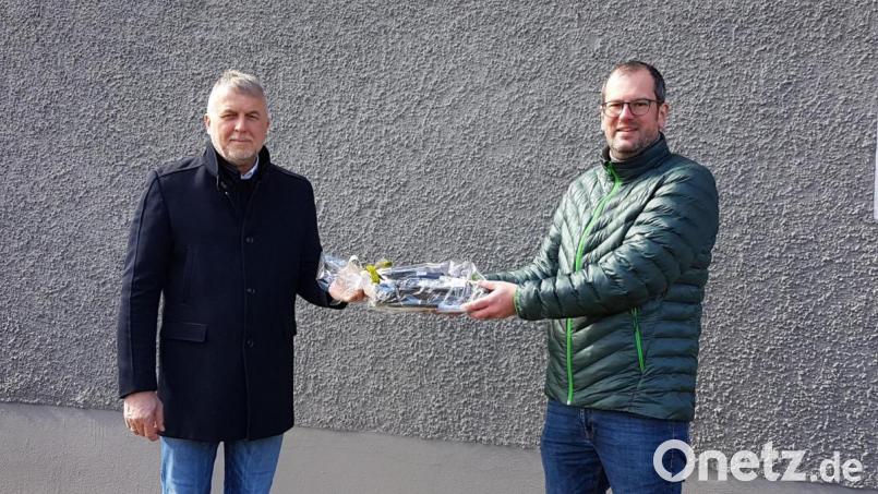 Schulleiter Kilian Graber (rechts) überreicht Martin Hanner (links) ein kleines Geschenk als Dankeschön für die jahrelange Tätigkeit als Vorsitzender des Fördervereins. Bild: dob