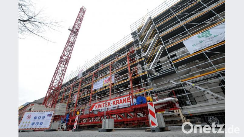 Vor dem ehemaligen Kaufhaus Storg/Forum wächst ein Kran in den Himmel. Er sorgt dafür, dass die Verwandlung in das Hotel Drei Höfe gut gelingt. Bild: Stephan Huber