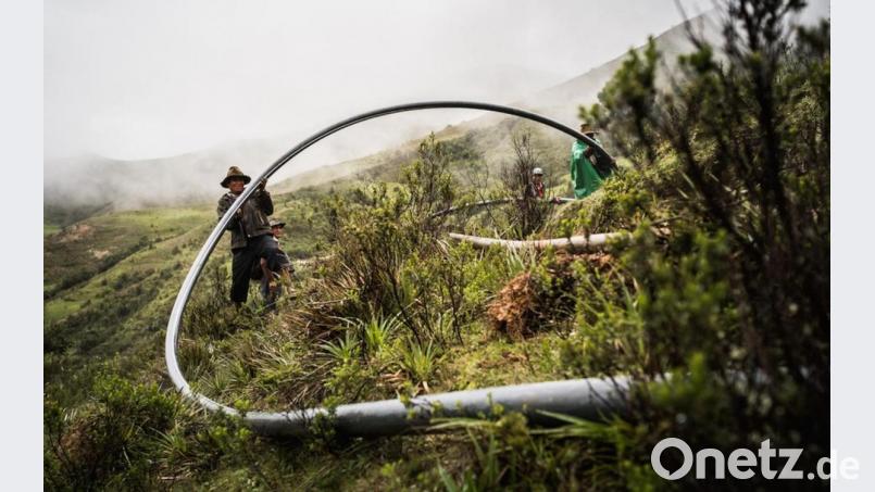Wasserrohre im Hochgebirge zu verlegen, bedarf großer Anstrengung. Archivbild: Franz Staudhammer/exb