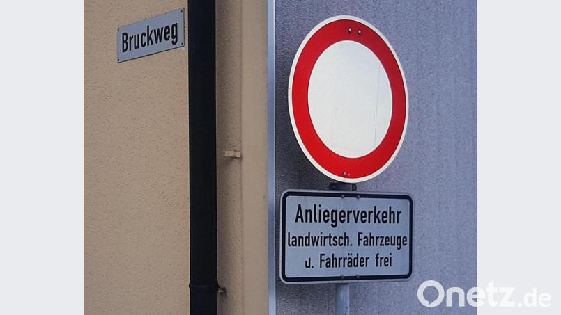 Vor allem auswärtige Autofahrer nutzen den Bruckweg als Durchgangsstraße und gefährden dabei Kinder und ältere Leute auf dem Weg zur Kirche. Bild: ld