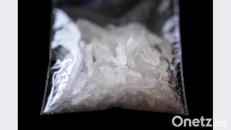 Ein Tütchen mit Crystal Meth. Neben Marihuana war auch diese Substanz bei dem 33-jährigen Angeklagten gefunden worden. Symbolbild: David-Wolfgang Ebener/dpa