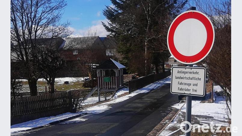 Nur wenige Meter nach der Einfahrt aus der Max-Reger-Straße "in die Bruck" trifft man auf den Zugang zum Spielplatz. Der Bauausschuss wird sich um die Gefahrenlage kümmern und eine Lösung suchen. Bild: ld