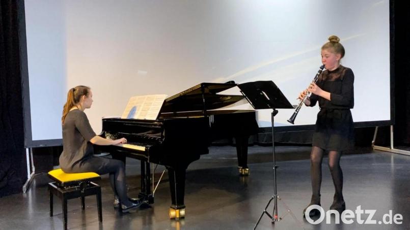 Anna Haberkorn (rechts) - begleitet von Franziska Bötzl (links) - erreichte einen ersten Preis. Bild: Sing- und Musikschule Marktredwitz/exb