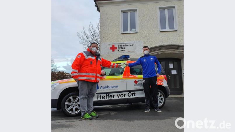 Sportfreunde-Spielleiter Philipp Hopfner (rechts) bei der Übergabe der 400-Euro-Spende an BRK-Bereitschaftsleiter Helmut Zeitler. Weitere 250 Euro erhielt der Kinderschutzbund im Landkreis Tirschenreuth. Bild: Sportfreunde Kondrau/exb
