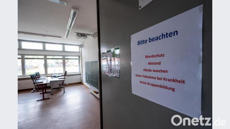 &quot;Bitte beachten - Mundschutz, Abstand, Hände waschen, Keine Teilnahme bei Krankheit, Keine Gruppenbildung&quot; steht an der Tür eines leeren Klassenzimmers an einem Gymnasium. Lüften wäre eine Möglichkeit zurück in den Präsenzunterricht. Symbolbild: Armin Weigel/dpa/exb