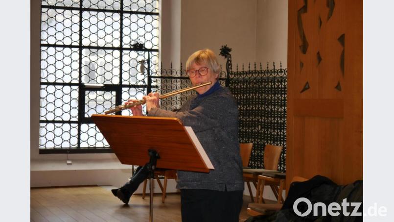 Sybille Wagner begleitet den Gottesdienst zur Verabschiedung von Pfarrer Hans-Martin Meuß mit der Querflöte. Bild: Karin Hannes/exb