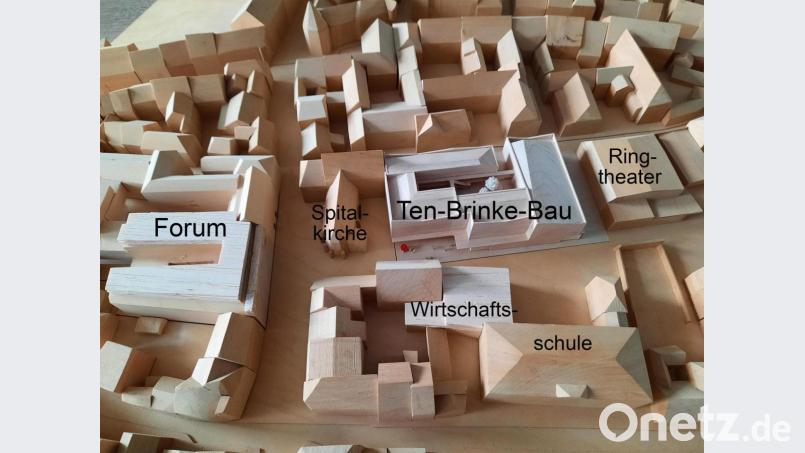 Ein Modell der Innenstadt rund ums Bürgerspital-Areal mit dem geplanten neuen Wohnquartier am Spitalgraben (Ten-Brinke-Bau). Das ursprüngliche Modell existiert bei der Stadt Amberg und wurde von einem Regensburger Modellbauer für Ten Brinke nachgebaut. Es ist maßstabsgetreu und zeigt die tatsächliche Form des Baus mit dem Innenhof, der den Storg-Innenhof (Forum) aufgreift. Bild: Roland Seissler