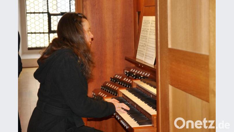 Anna-Magdalena Bukreev spielt zum Abschied von Pfarrer Hans-Martin Meuß an der Orgel in St. Michael. Bild: Karin Hannes/exb