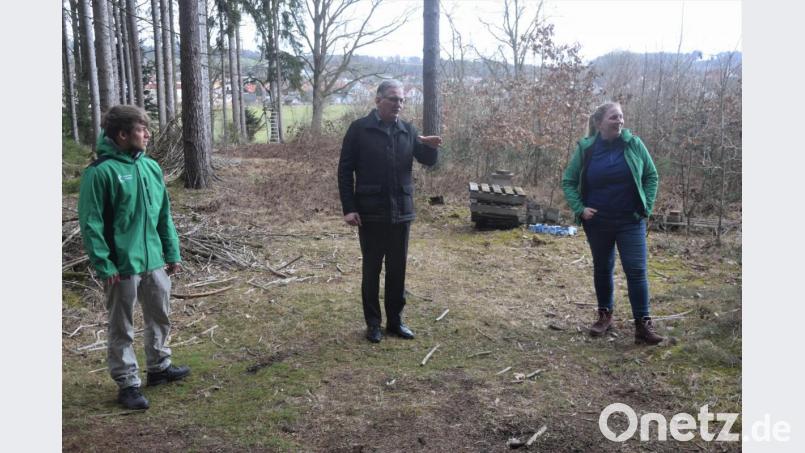 Im Enzenriether Forst, direkt vor Irchenrieths Toren, erläutert Bürgermeister Josef Hammer (Mitte) dem Leiter Marvin Lahrsow (links) und Sabrina Schwabl (rechts) die Aufstellung des Bauwagens vor Ort. Am 3. Mai öffnet hier der Waldkindergarten. Bild: fz