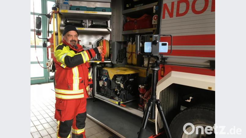 Per Livestream ins virtuelle Klassenzimmer: Mit einer mobilen (im Vordergrund) und einer stationären Kamera führte Roland Wellenhöfer die Kinder der 3b durchs Feuerwehrhaus. Bild: Michael Siegel, Grundschule Erbendorf/exb