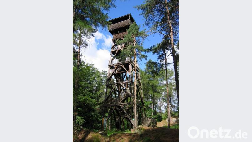 Der Hirschbergturm ist nicht mehr sicher. Er ist ab sofort gesperrt. Bild: exb/Landratsamt