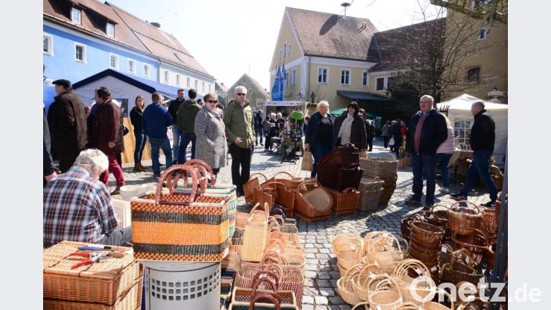 Der Krammarkt am Marktplatz in Luhe hat immer viele angelockt. Heuer wäre die Veranstaltung am 28. März gewesen. Doch Corona macht wieder einen Strich durch die Rechnung. Archivbild: bey