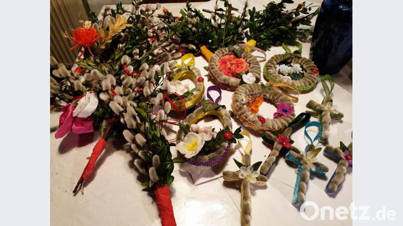 Die Frauen des OWV Bärnau gestalteten Palmbuschen und -kränzchen, die die Gottesdienstbesucher gegen eine Spende mitnehmen können. Bild: Ingrid Leser/exb