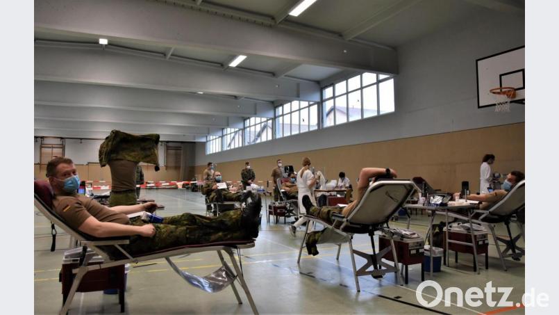Die Soldaten und zivilen Mitarbeiter in der Weidener Kaserne spenden Blut. Bild: Mario Hönig/exb