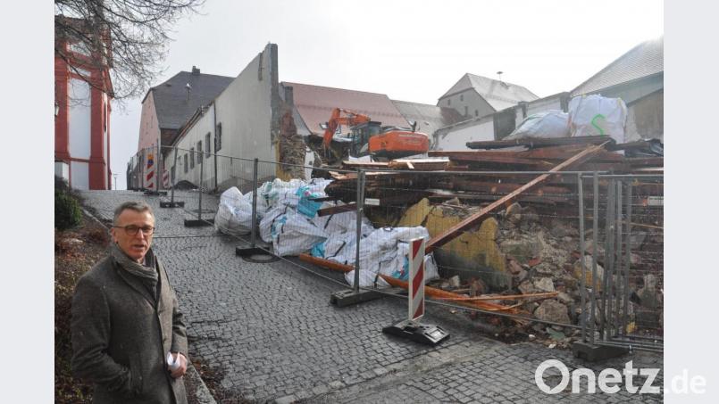 Für den Neubau des Rathauses II haben die Abbrucharbeiten bereits begonnen. Im hinteren Bereich des früheren Ruffing-Geländes sollen auch eine Tiefgarage und darauf ein neuer Sitzungssaal entstehen. Rund 13 Millionen Euro soll der Neubau laut Bürgermeister Franz Stahl kosten, die Fertigstellung ist 2023 geplant. Bild: ws