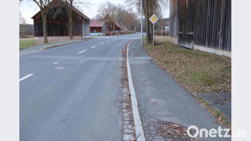 Auch Gehwegabschnitte in der Schlammersdorfer Straße in Oberbibrach sind reparaturbedürftig Bild: do