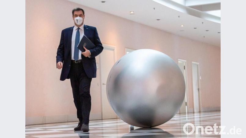 Markus Söder (CSU), Ministerpräsident von Bayern, geht über den Flur der Staatskanzlei zur Sitzung des bayerischen Kabinetts, die als Videokonferenz geführt wird. Bild: Peter Kneffel/dpa