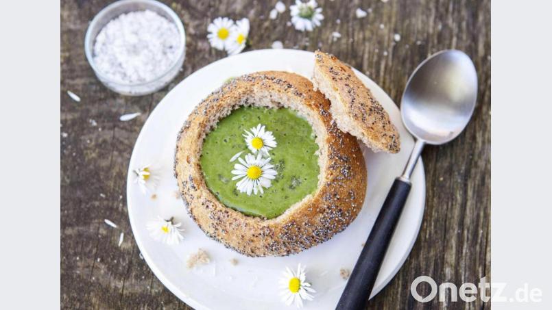 Serviert wird die Kräutersuppe üblicherweise in tiefen Tellern. „Oder sie kommt in eine große Semmel“, schlägt Gabriele Leonie Bräutigam vor. Bild: Joss Andres/exb